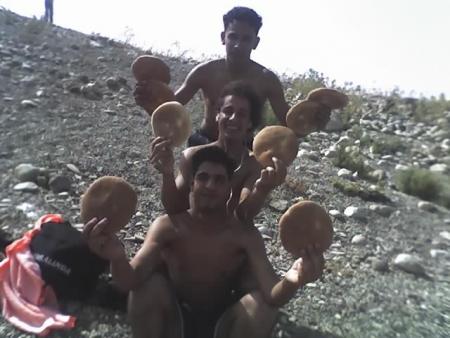 nariiii dayrin saf hta lmaja3a fiha nidam chofo ya nass ihtiram fi lkhobz kif dayar hamdolah min lock_lock makayinch m3ahom hir tayssawarhom...bach madhakch 3liya hbibti wafae